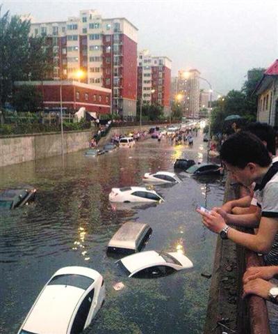 北京暴雨桥下积水2米18辆车被淹 车主弃车逃命