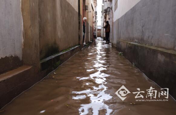 云南巍山遭暴雨袭击 致多家商户民房被淹