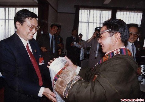 照片摄于1993年5月2日，李克强（左）访问第十三次全国代表大会的代表团。（新华社）