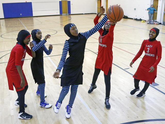 美国穆斯林女孩设计自带头巾篮球服_新闻_腾讯网