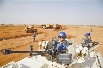 中国维和官兵执行任务时误踩地雷 战友冒死排雷