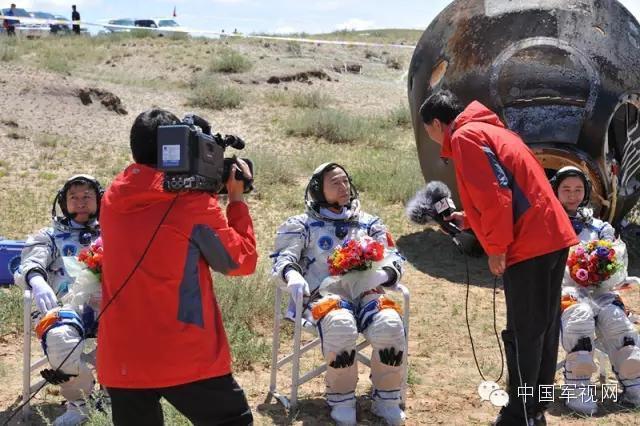航天员接受央视记者冀惠彦采访.图片来源:中国军视网微信
