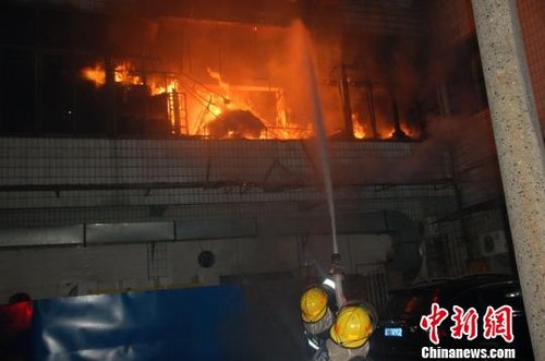 重庆一餐馆发生火灾 店员扑救不当将火引大(图)