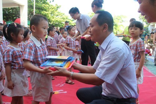 县委书记严朝君六一前夕看望少年儿童(图)