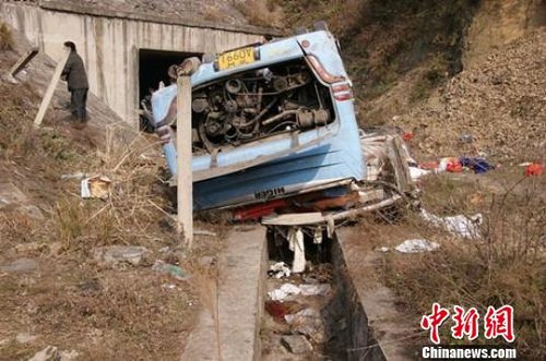 沪昆高速贵州段旅游大巴途中起火图片