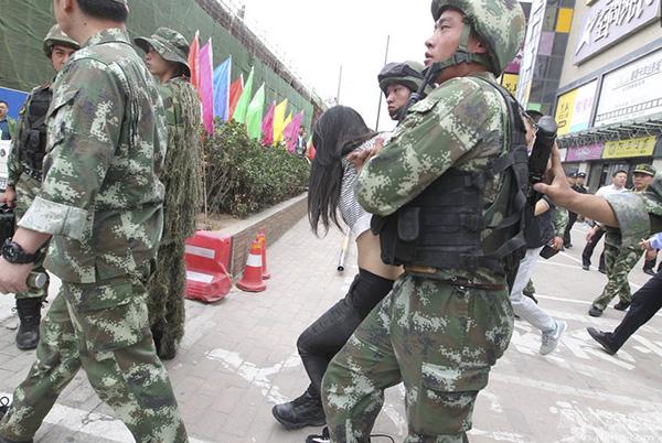 女子疑因开房后男友没有来 持刀劫持服务员(图)