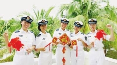 写春联制盆景 <em>西沙女兵</em>春节乐守南疆度佳节(图