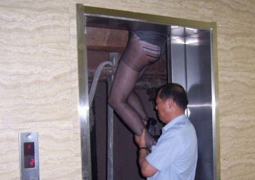 吴女士的男友在设法救她下来