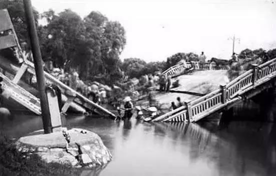 被震毁的唐山市胜利桥