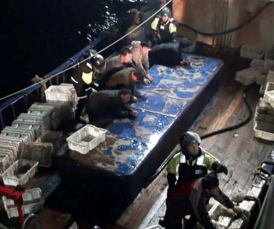韩媒称中国渔民刺伤4名韩国公务员 其中1人坠海