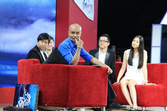 犀利哥马丁做客《夜问》为博爱妻欢心当众下跪