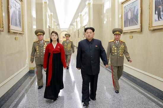 在2月16日金正日诞辰日之际,朝鲜最高领导人金正恩偕夫人李雪主前往锦绣山太阳宫。(朝鲜《劳动新闻 》)