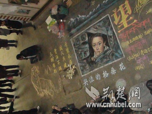 独腿乞丐武汉街头绘画 卖画所得捐玉树(图)