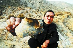 甘肃永登古墓遭200名盗墓贼盗掘 400村民抓贼