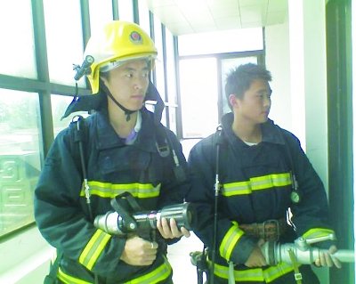 江苏一工厂毒气泄漏 消防员不顾危险救人牺牲