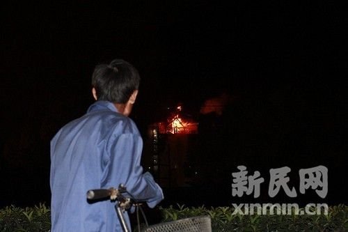 上海浦东高桥炼油厂起火 暂无人员伤亡(图)