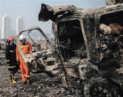 天津爆炸事件仍有多名消防员失联 家属寻亲_新