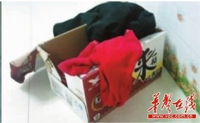 男婴被弃铁轨边 脐带遭扯断全身冻得发紫(图)