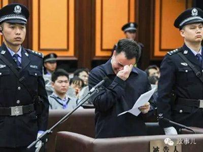 贪官被带走时的戏码：有人欲跳楼 有人被吓瘫