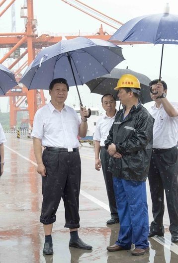 Xi Jinping risks rain to inspect shirt of Wuhan new harbor to be hit by rainwater wet