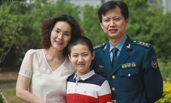 军娃创作感人沙画《妈妈》