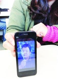 女生存亡父照片手机被盗疯找 小偷感动归还