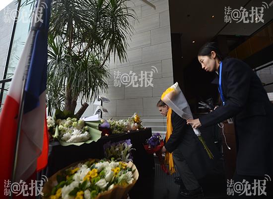 法驻华使馆降半旗 每天上百市民前来为巴黎祈福