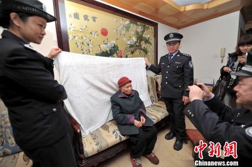 南宁巨幅“咆哮体”海报吁换领二代身份证(图)