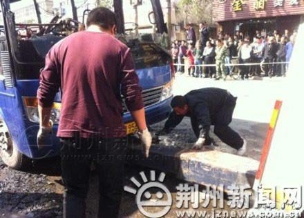 湖北荆州公交纵火案致1死1伤 起因系纠纷引发