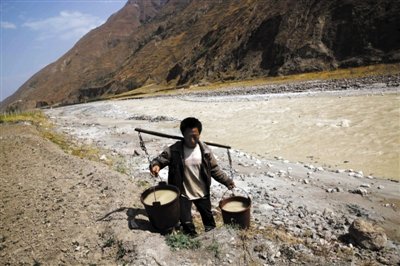 昆明一河流受污染变“牛奶”河 村民称水味辛辣