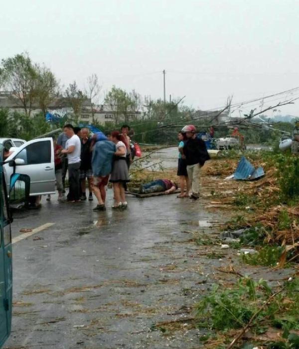 江苏阜宁等地突遭12级大风袭击 房屋屋顶被掀(图)