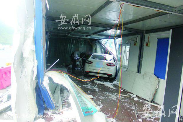 男子误把油门当刹车 一头撞进高速检查站(图)