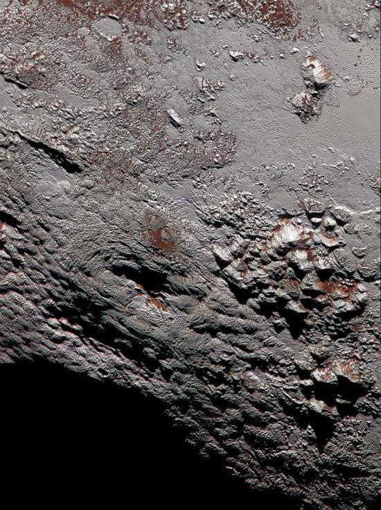 在“新视野”号探测器发现冥王星的两处疑似冰火山后，科学家发布了其中一处的最高分辨率、合成彩色图像。