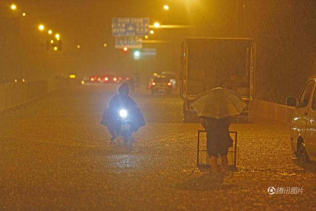 武汉暴雨致15人死亡失踪 官方：排水系统标准低