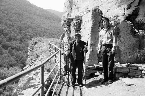 七旬翁深山独居40载终回家 全部家当仅装半编织袋