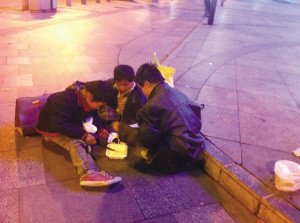 "房车"贴着两张告示,简短的文字诉说着他们随父亲一路流浪寻母三年的