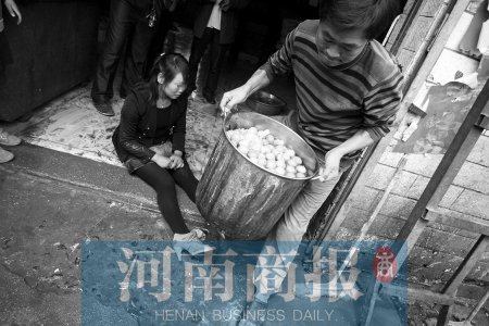 市民买几百个毛鸡蛋 煮熟后漂了一层蛆(图)