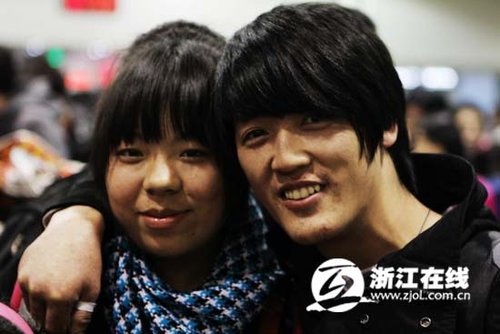 杭州火车站迎春运返乡客流 节前首趟临客出发