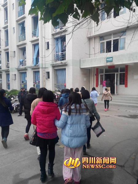 成都大学女生寝室突发大火 学生裹被子逃出
