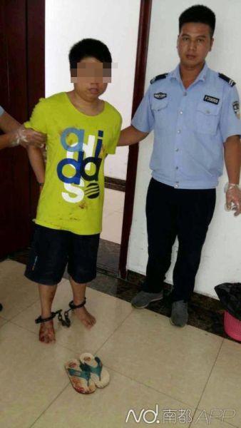 男子行凶后被警方控制。