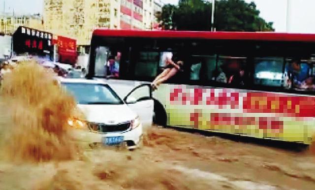 陕西榆林降暴雨 公交司机用车挡住被冲走小车 