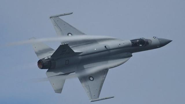 “枭龙”双座型原型机27日开铆