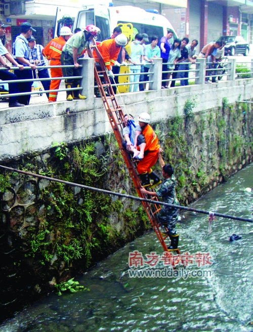 毒贩为逃民警追捕撒现金 市民捡钱摔断腿(图)