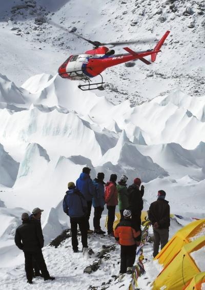 直升机珠峰接出中国队伤员 雪崩时登山者尖叫