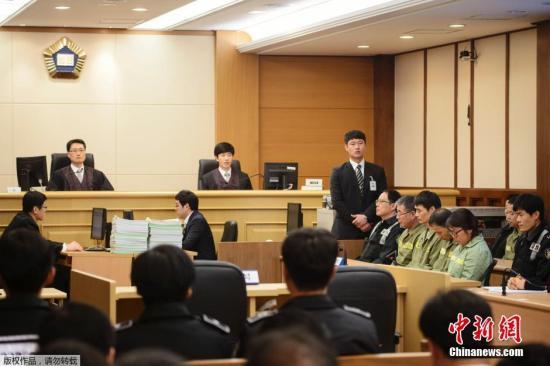 当地时间2014年11月11日，韩国法院判处失事客轮“世越号”船长36年徒刑。韩国检方此前曾在庭上要求法院判处“世越号”船长李某死刑。