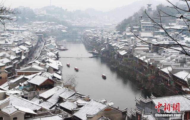 湖南凤凰古城降雪 美如画卷(组图)