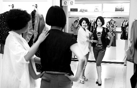 职业“陪逛族”月入过万元 男陪逛更受青睐(图)