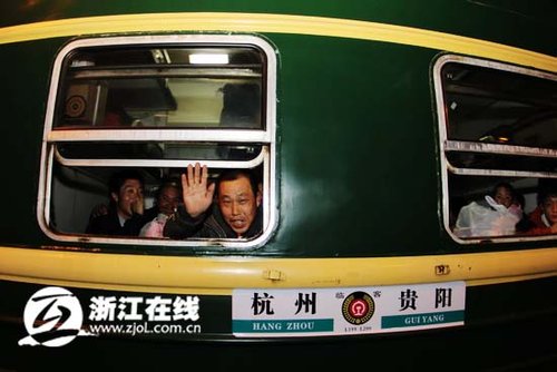 杭州火车站迎春运返乡客流 节前首趟临客出发
