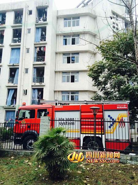 成都大学女生寝室突发大火 学生裹被子逃出