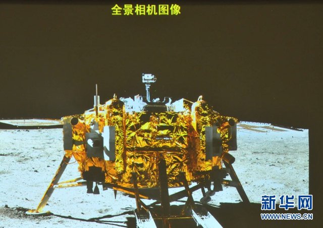 嫦娥成功与玉兔号月球车互拍 五星红旗亮相月面